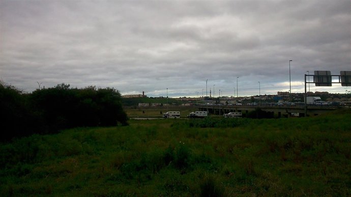 Despliegue policial en los bajos de los puentes.