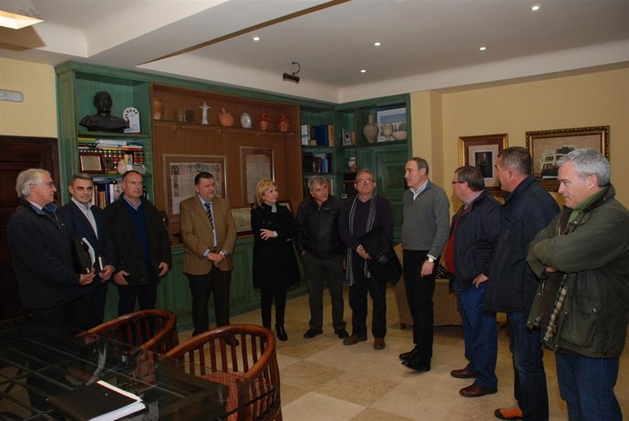 Zurera y el alcalde de Palma con los agricultores y empresarios alemerienses