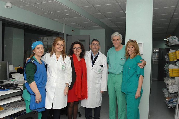 Baena (centro) con profesionales sanitarios del Reina Sofía en la nueva sala