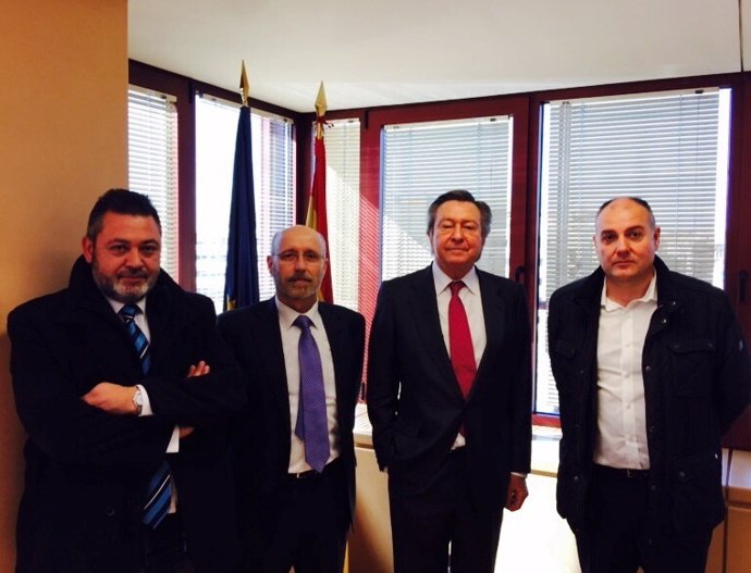 El eurodiputado del PP Luis de Grandes junto con representantes de los taxistas