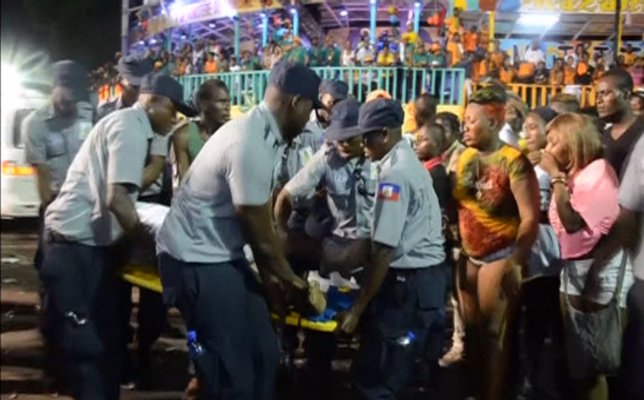 Los servicios médicos trasladan a un herido en el Carnaval de Puerto Príncipe