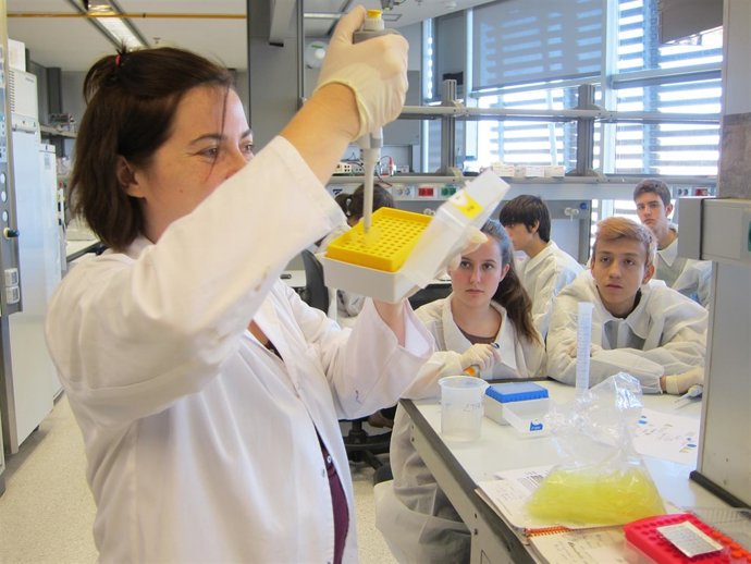 Estudiantes de Bachillerato participan en un taller del CRG