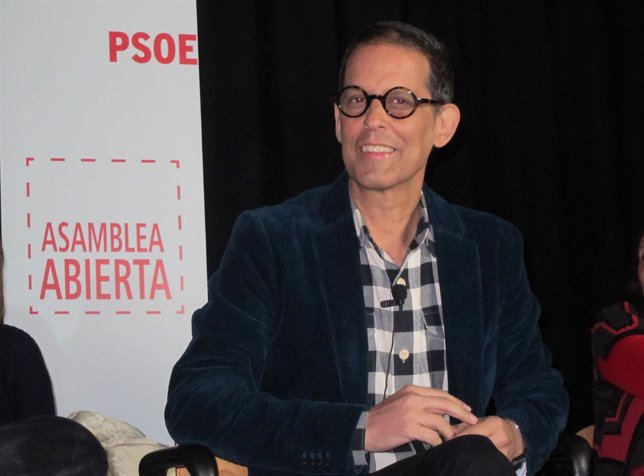 Pedro Zerolo en la asamblea abierta del PSOE en Salamanca