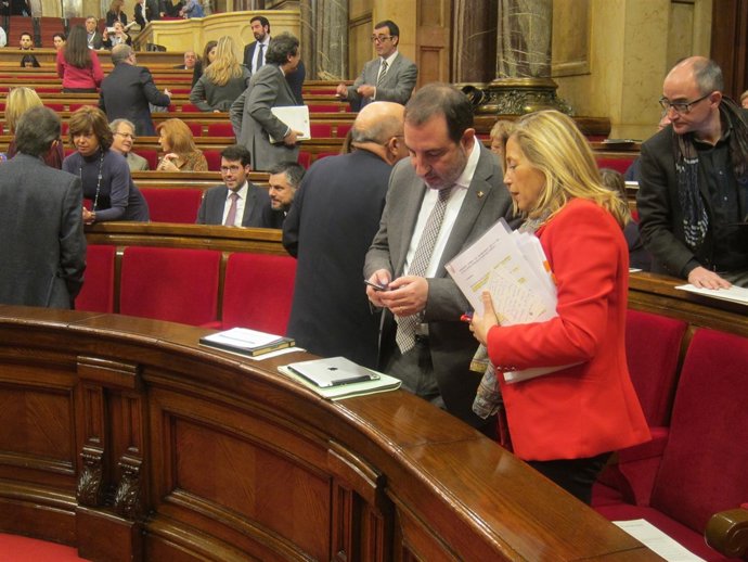 Los consellers R.Espadaler y J.Ortega en el pleno del Parlament