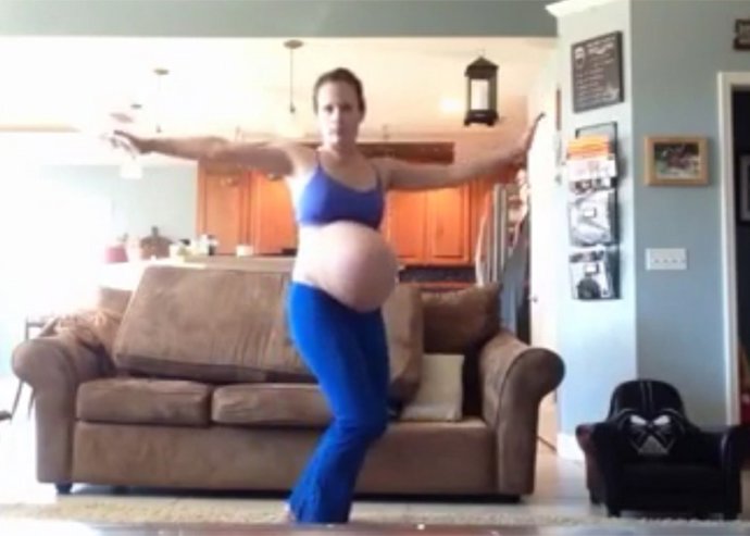 Una embarzada de 40 semanas baila 'Thriller'... ¡Para ponerse de parto! 