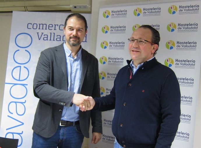 El presidente de Avadeco, Alejandro García, con el representante de la Apeh