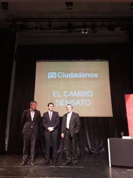 Albert Rivera junto a los economistas Luis Garicano y Manuel Conthe