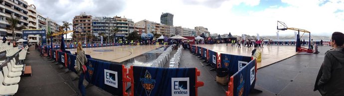 Panorámica de la tarima montada sobre la arena de la Playa de Las Canteras