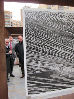 González y Cámara ven una de las fotos de Sebastiao Salgado en España