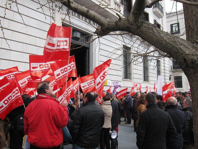Concentración de UGT y CCOO frente a Delegación 