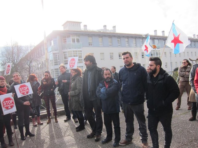 Encausados por el desahucio de Aríns a las puertas del juzgado