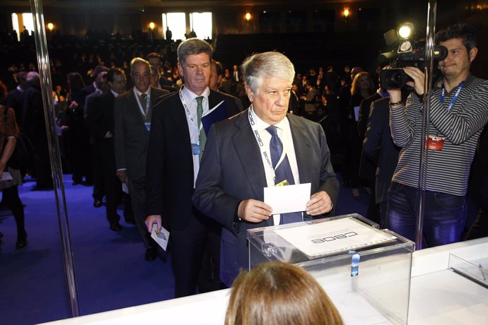 Arturo Fernández en la votación de la CEOE.