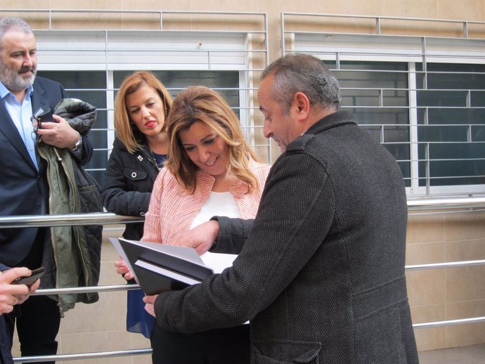 Susana Díaz conversa con el presidente de un colectivo de inmigrantes en Almería