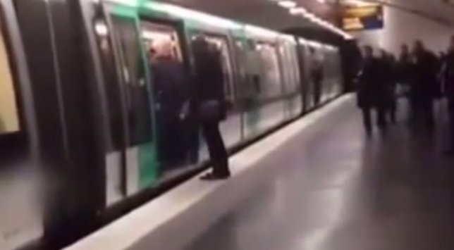Ataque racista en el metro de París por seguidores del Chelsea