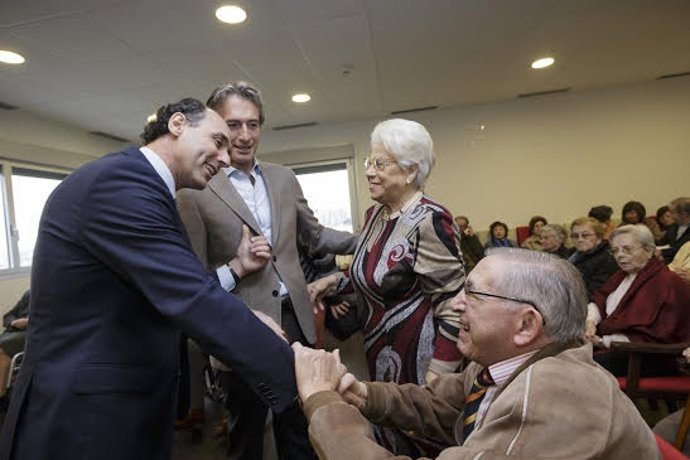 Ignacio Diego e Íñigo de la Serna en la residencia Virgen del Faro