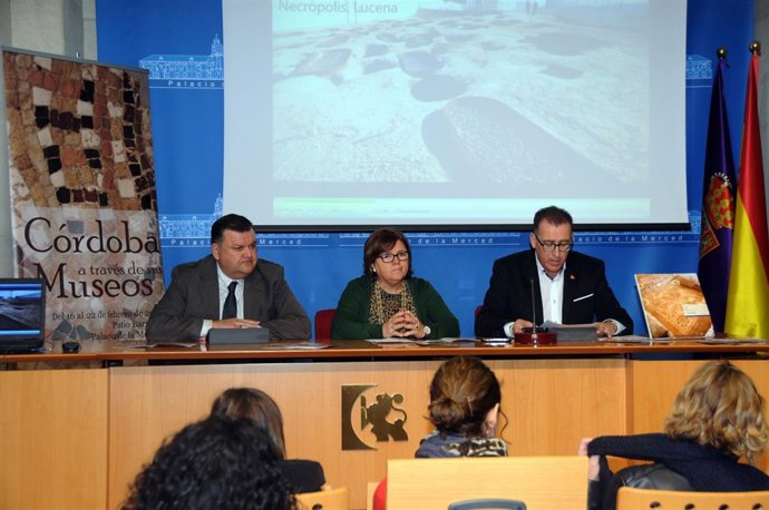 Sánchez (centro), entre Zurera y Díaz en la presentación