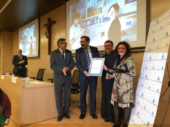 Baena (dcha.) en la entrega de la acreditación en el San Juan de Dios