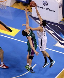 Mumbrú y Carlos Suárez en el Unicaja - Bilbao Basket