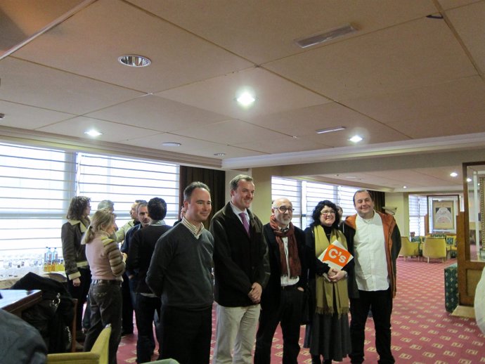 Parte de la coordinadora de Ciudadanos en Galicia con José Canedo en el centro