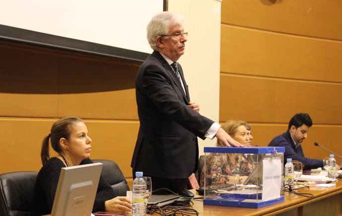  Hermida Durante La Reunión Del Claustro Universitario