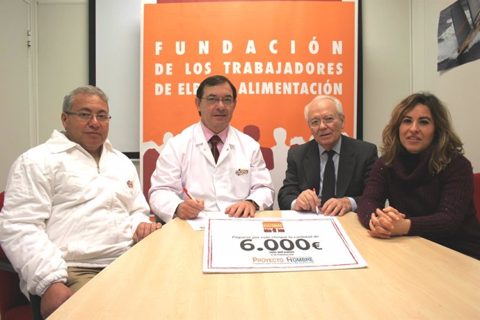 Firma de la donación de la Fundación de Trabajadores de ElPozo Alimentación