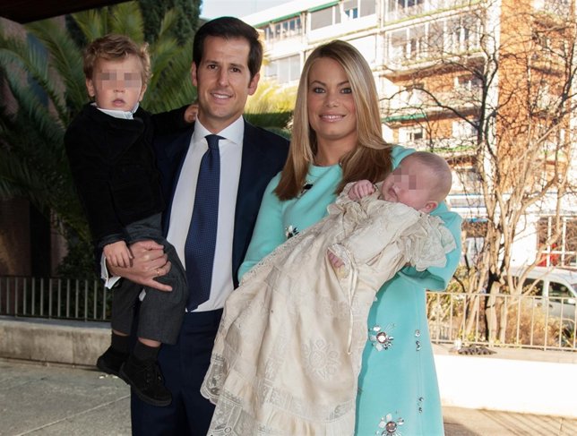 Carla Goyanes y Jorge Benguría bautizan a su hijo Santiago.En la foto con Carlos