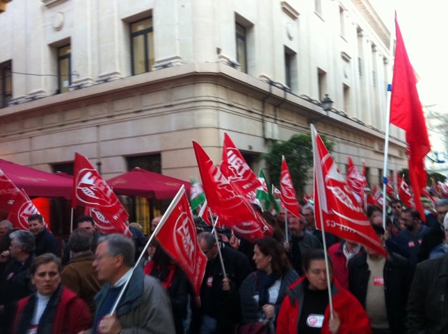 Sindicalistas se manifiestan en las calles de Sevilla
