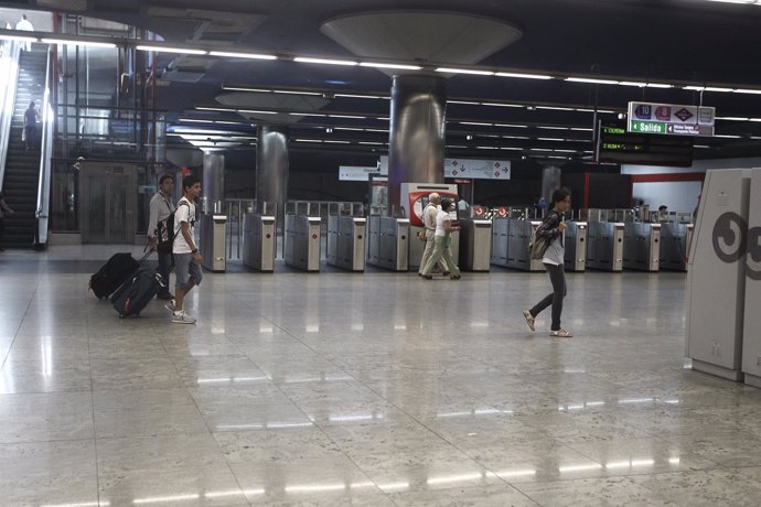 Gente en el metro de Madrid con maletas