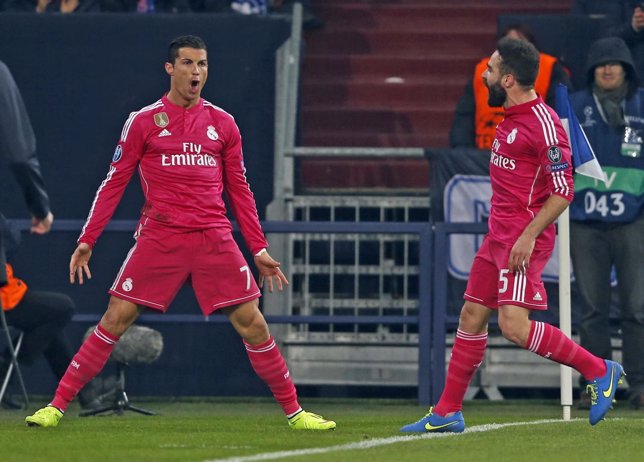 Cristiano Ronaldo y Carvajal celebran el primero gol del Madrid ante el Schalke