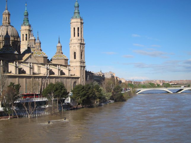 Crecida del río Ebro a su paso por Zaragoza, en abril de 2013