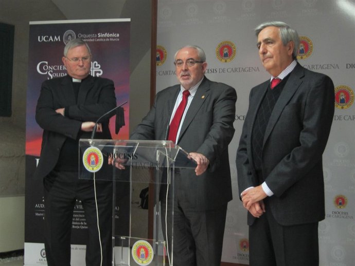 José Luis Mendoza, presidente de la UCAM en el centro de la imagen
