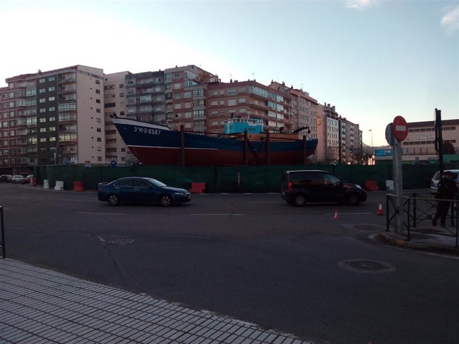 Barco 'Bernardo Alfageme' en una rotonda de Coia, en Vigo