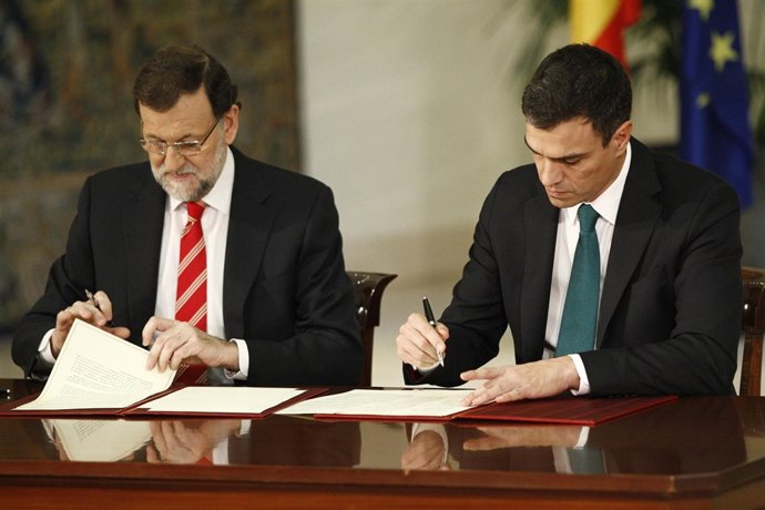 Rajoy y Sánchez firman el pacto antiyihadista en Moncloa