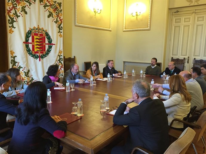 Reunión entre el alcalde y miembros de la CVE. 