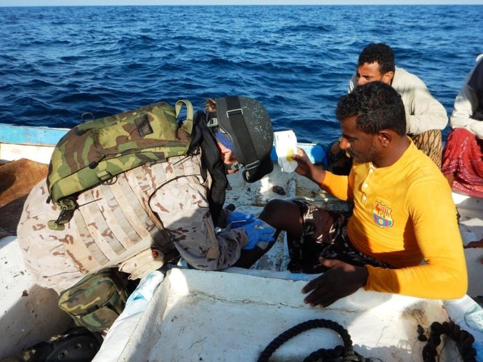 Militares españoles auxilian a pescadores somalíes