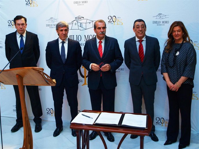 Acto de firma del convenio en el Museo Art Nouveau y Art Déco.