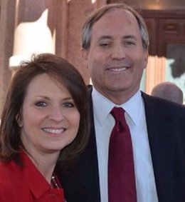 Ken Paxton, procurador de Texas, y su esposa 