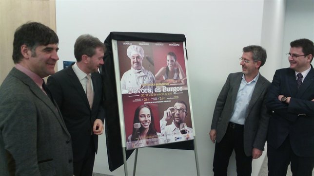 Lacalle (segundo izq) mira el cartel de 'Devora, es Burgos' 