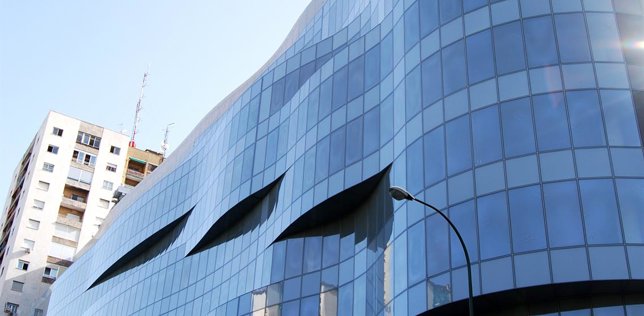 Complejo 'Castellana 200' De Reyal Urbis Y Un Grupo De Bancos