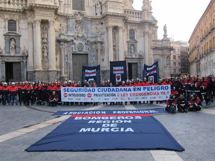 Bomberos se concentran para pedir una Ley de Emergencias