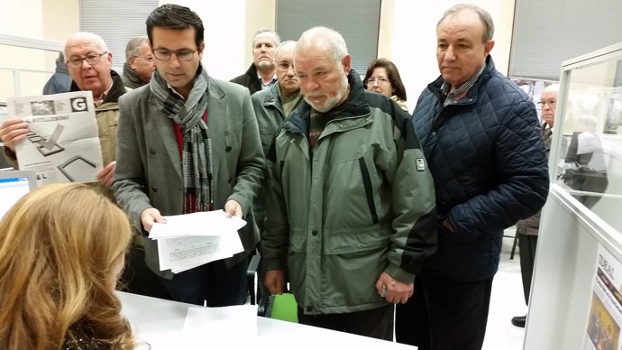 Cuenca, presentando firmas contra el botellódromo
