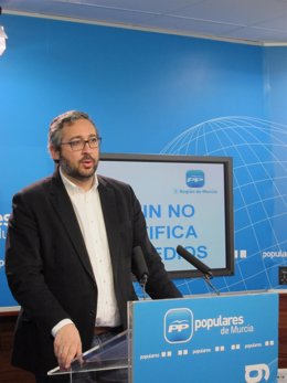  El Portavoz Del PP Regional, Víctor Manuel Martínez