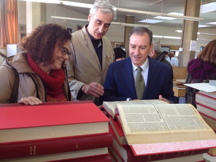 El consejero Juan José Mateos mira ejemplares de 'Escuela' en Salamanca