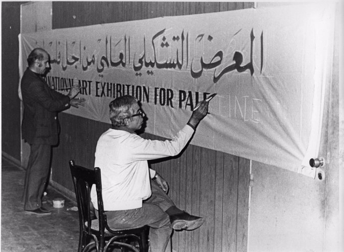 Jamil Shammout y Michel Najjar pintando el cartel