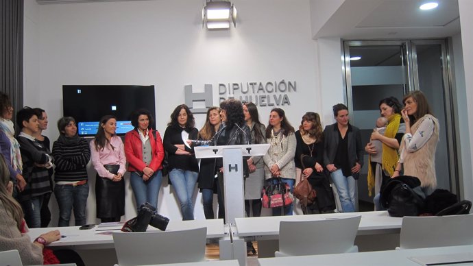 La diputada de Cultura en Huelva, Elena Tobar, presenta Elemental en ARCOmadrid.