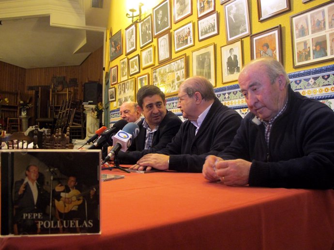 Reyes y Valera, en el centro, en la presentación del CD de Pepe Polluelas.