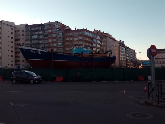 Barco en rotonda de Coia, en Vigo.
