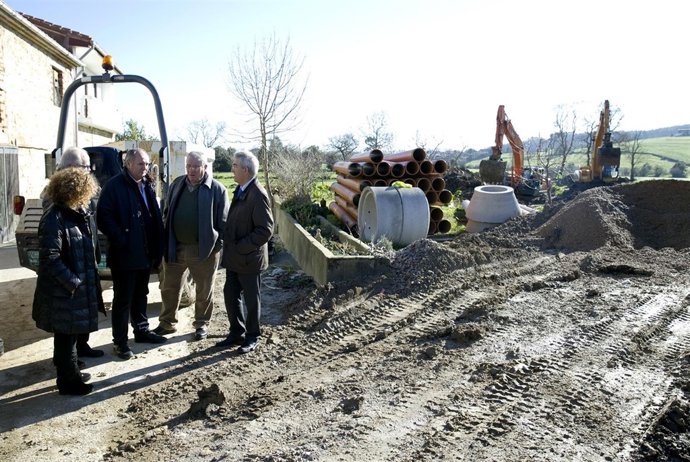 El consejero visita obras de saneamiento en Queveda, Santillana