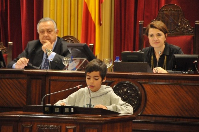 Niño portavoz en acto Parlament