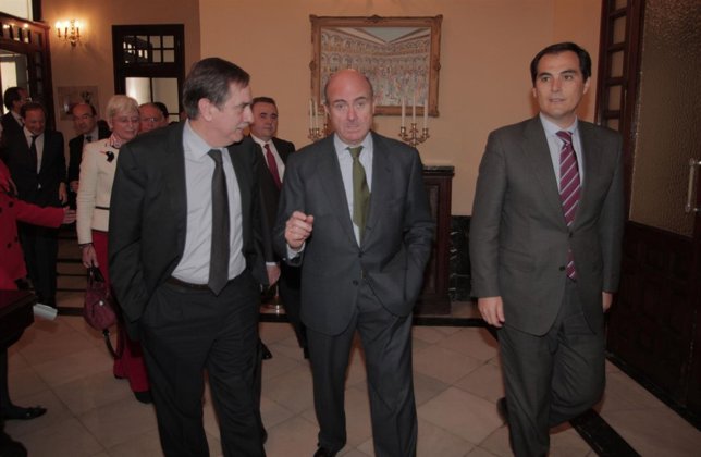 El ministro de Economía (centro)